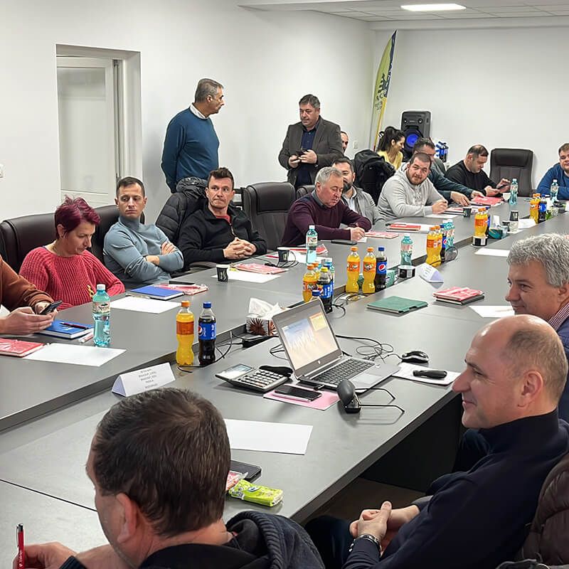 Participanți la o sesiune de formare UnivAgx, așezați în jurul unei mese lungi de conferință.
